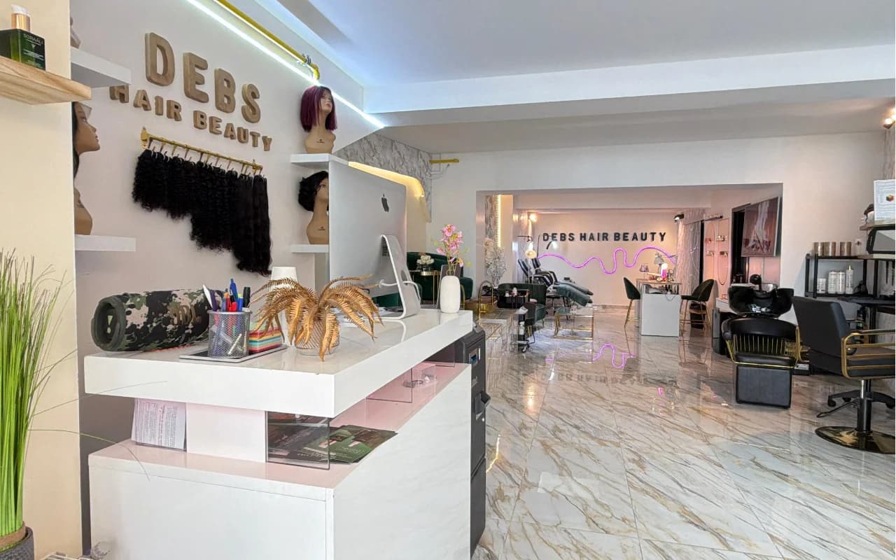 Intérieur du salon Debs Hair Beauty